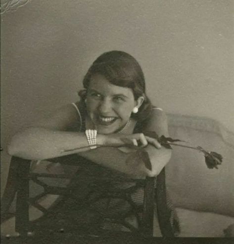 Silvia Plath, Sylvia Plath Poems, Plath Poems, Writers And Poets, The Bell Jar, Sylvia Plath, Roman Empire, Poets, Role Models