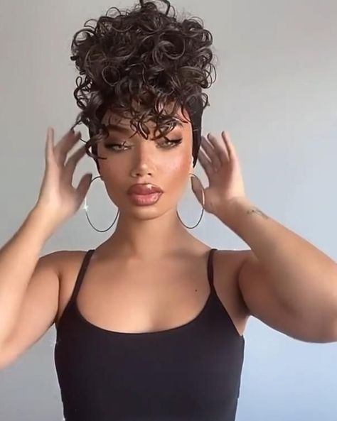 via @cecilialaulanne #frisurenkurzhaar #frisuren #baddiefrisuren Curly Hairstyles With Scarf, Curly Styles, Curly Hair Videos, Hair Scarf Styles, Cute Curly Hairstyles, Lace Frontal Wigs, Curly Hair Styles Easy, Curly Girl Hairstyles, Penteado Cabelo Curto