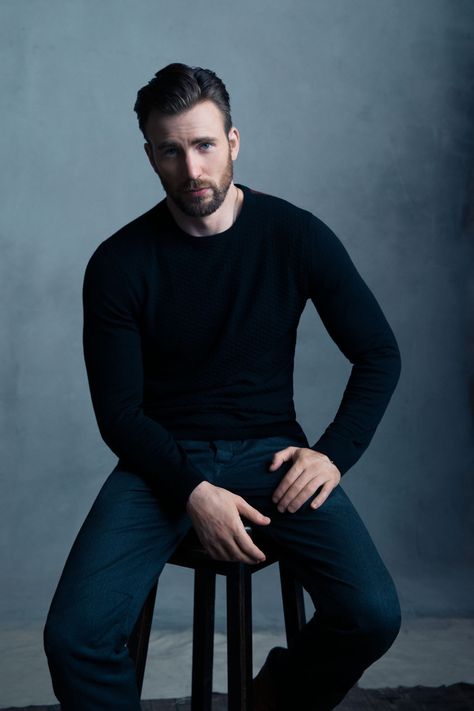 Chris Evans sentado en un banco posando para una fotografía Kapten Marvel, Chris Evans Smile, Chris Evans Tumblr, Chris Evans Beard, Chris Evans Shirtless, Sf Wallpaper, Chris Evans Funny, Robert Downey Jr., Marlon Teixeira