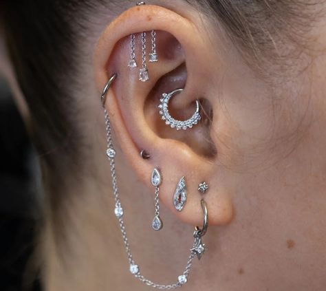 Dangle Cartilage Earrings, Floating Cartilage Piercing, Helix Earrings Aesthetic, Top Helix Piercing, Floating Helix Piercing, Vertical Helix Piercing, Mid Helix Piercing, All Ear Piercings, Ears Piercing