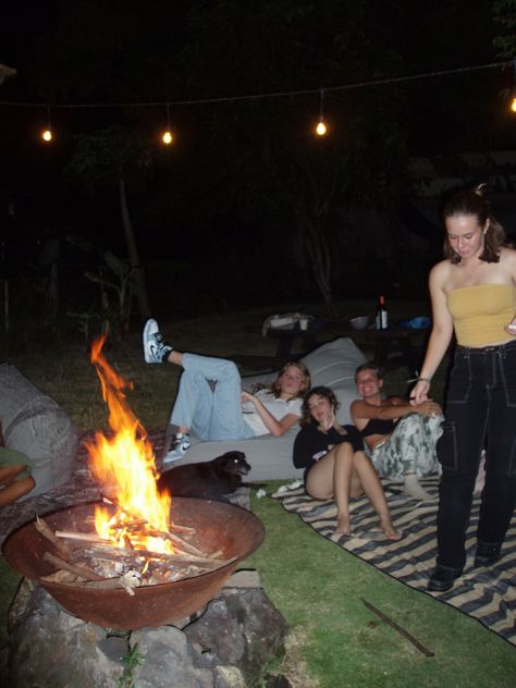 Bonfire Bday Party, Bonfires With Friends, Bonfire And Smores, Bonfire Asethic, Camp Fire Friends, Smores Aesthetic Friends, Bon Fire Aesthetic With Friends, Backyard Bonfire Party Aesthetic, Party In The Woods Aesthetic