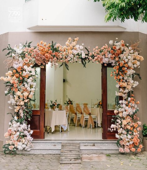 Wedding Swings, Wedding Gate Decoration, Flower Entrance, Pergola Wedding, Apricot Wedding, Church Entrance, Wedding Gate, Entrance Home, Gate Decoration