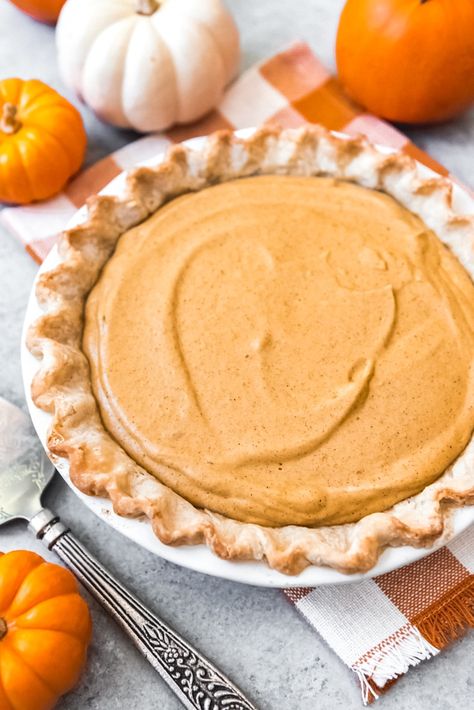 An image of the filling for a pumpkin chiffon pie in a fully blind baked pie crust, ready to be garnished with whipped cream and served for Thanksgiving dessert! Pumpkin Chiffon, Pumpkin Chiffon Pie, Classic Pumpkin Pie Recipe, Chiffon Pie, Low Carb Pumpkin Pie, Pumpkin Pie Recipe Easy, Keto Pumpkin Pie, Frozen Pie Crust, Easy Pumpkin Pie