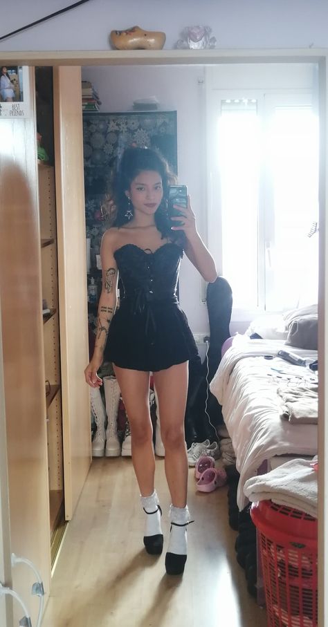 Outfit idea Corset Outfit Aesthetic, Black Corset Outfit, Concert Outfit Winter, Corset Outfit, Black Corset, Outfit Idea, Aesthetic Outfits, Outfits Aesthetic, Black Outfit