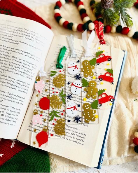 Cricut Marque Page, Acrylic Crafts Cricut, Acrylic Bookmarks Diy, Cricut Bookmark Ideas, Acrylic Bookmark Ideas, Cricut Bookmarks, Holiday Bookmarks, Craft Fair Ideas To Sell, Christmas Bookmark