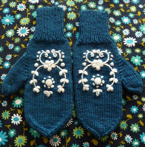 Mittens With Embroidery, Embroidery On Mittens, Embroidery Mittens, Mittens Embroidery, Gloves Embroidery, Embroidered Knitting, Embroidered Mittens, Knitted Mittens, Pretty Embroidery