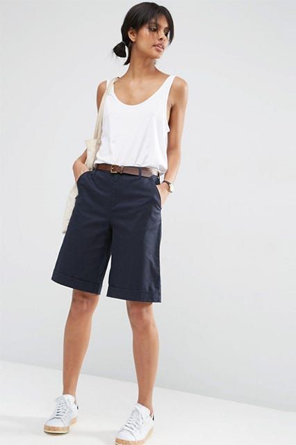 Chino Boy, Bermuda Shorts Outfit, Chic Clothing Style, Bermuda Shorts Women, Shorts Outfits Women, Summer Shorts Outfits, Jenner Outfits, Stylish Work Outfits, Denim Cutoffs