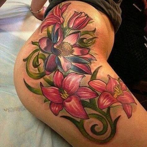 Thigh Tattoos Women Color, Flower Hip Tattoos, Hip Tattoo Designs, Kunst Tattoos, Tattoo Henna, 4 Tattoo, Thigh Tattoos, Tattoos Women, Thigh Tattoos Women