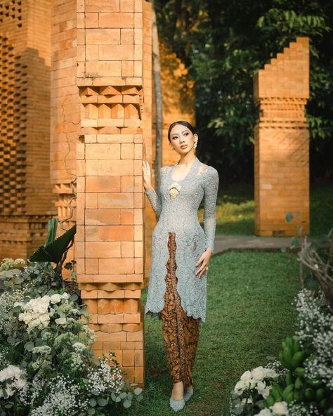 baju batik kebaya terbaru Dress Hijab Simple, Dres Batik, Renda Kebaya, Kebaya Simple, Indonesian Clothing, Hijab Gown, Indonesia Traditional, Kebaya Wedding, Kebaya Modern Dress