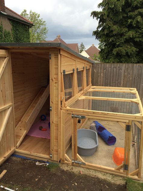 This is cool Guinea Pig Hutch Outdoor, Guinea Pig Shed Ideas, Rabbit Shed Ideas Outdoor, Rabbit Run Ideas, Rabbit Shed Ideas, Rabbit House Ideas, Bunny Apartment, Large Rabbit Hutch Outdoor, Rabbit House Outdoor