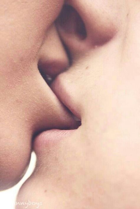 Kissing Isak & Even, Hugging Couple, Love Kiss, Hugs And Kisses, Love Couple, We Heart It, Kiss, Wattpad, Lips