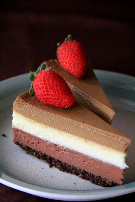 Triple Layer Cheesecake - the BEST, creamiest, richest cheesecake you'll ever make, in dark chocolate, white chocolate & Kahlua coffee flavor!! | rasamalaysia.com Kahlua Coffee, Layer Cheesecake, Rich Cheesecake, Chocolate Graham Crackers, Easy Cheesecake, Easy Delicious Recipes, Chocolate Cheesecake, Coffee Flavor, Sweets Treats