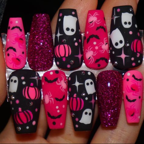 Halloween Short Nails, Nail Art 2023, Barbie Pink Nails, Black Halloween Nails, Horror Nails, Holloween Nails, Witchy Nails, Halloween Acrylic Nails, Cute Halloween Nails