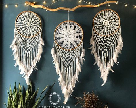 Big Dreamcatcher, Dream Catcher Bedroom, Giant Dream Catcher, Dreamcatcher Crochet, Macrame School, White Dreamcatcher, Atrapasueños Diy, Dream Catcher Patterns, Baby Shower Boho