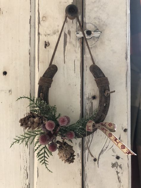 Horse Shoe Decor Rustic, Horseshoe Christmas Wreath, Horse Shoe Decorations, Horse Shoe Christmas Decor, Horse Hames Decor, Horse Collar Decor Ideas, Horse Shoes Crafts, Horseshoe Crafts Diy, Horse Remembrance