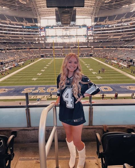 Dallas Cowboy Game Outfit, Browns Game Outfit Cleveland, Dallas Cowboys Football Game Outfit, Dallas Cowboys Jersey Outfit Woman, Cowboys Jersey Outfit Woman, American Football Jersey Outfit, Football Outfits For Women Winter, Dallas Cowboys Outfits Woman, Spectator Outfit