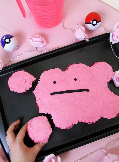 This Ditto pull apart cupcake cake is super easy AND fun to make, and perfect for a Pokemon lover of any age! Ditto Pokemon, Pokemon Ditto, Pull Apart Cupcake, Pokemon Cupcakes, Pokemon Themed Party, Pokemon Birthday Cake, Ponyta Pokemon, Pull Apart Cupcake Cake, Pull Apart Cake