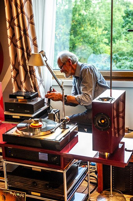 Hifi Setup, Vinyl Record Room, Record Wall Decor, Hifi Room, Audiophile Room, Audiophile Listening Room, Home Music Rooms, Hifi Audiophile, Record Room