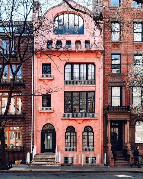 New York City #newyork #nyc #newyorkcity Old New York Apartment, New York City Townhouse, City Townhouse, Colorful Exterior, Art Nouveau House, House Nyc, Red Houses, English Interior, New York Life