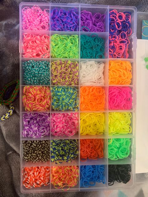 Loom Bands Bracelets, Loom Band Bracelets, Bands Bracelets, Rainbow Loom Rubber Bands, Rainbow Loom Bands, Rainbow Diy, Diy Rainbow, Event Poster Design, Creative Class