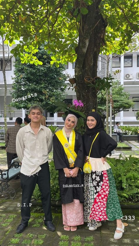 Ootd Bridesmaid Hijab, Aestetic Pict, Indonesian Dress, Graduation Pose, Basic Ootd, Hijab Wedding, Graduation Poses, Kebaya Muslim, Graduation Picture Poses