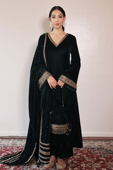 Velvet Suit Designs Pakistani, Velvet Suits Women Indian, Velvet Pakistani Dress, V Neck Kurta, Velvet Suit Design, डिजाइनर कपड़े, Kurta Palazzo Set, Velvet Embroidery, Stylish Kurtis Design