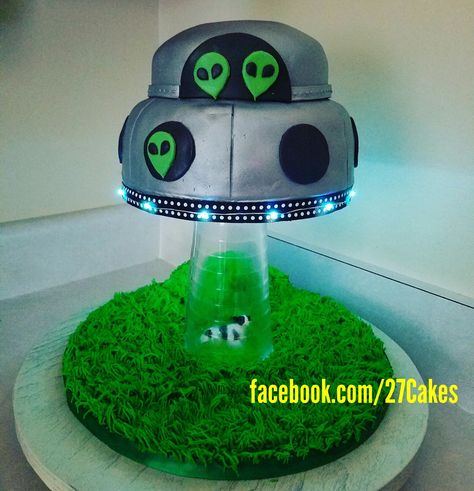 Alien Themed Cake, Alien Cake Ideas, Alien Birthday Cake, Alien Cakes, Space Theme Party Food, Space Birthday Party Food, Space Themed Desserts, Space Party Food, Solar System Cake