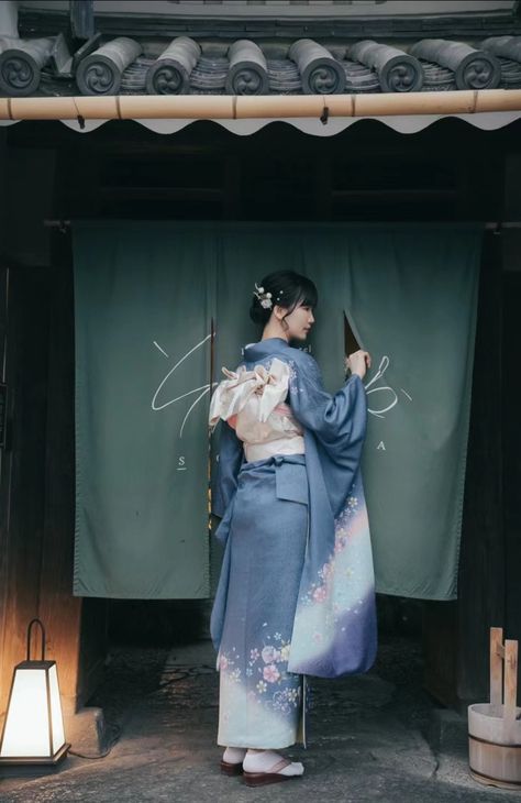 Kimono Back View, Kimono Pose, Kimono Photography, Kimono Photoshoot, Yukata Women, Pretty Kimonos, Japan Outfits, Kimono Hair, Neon Photography