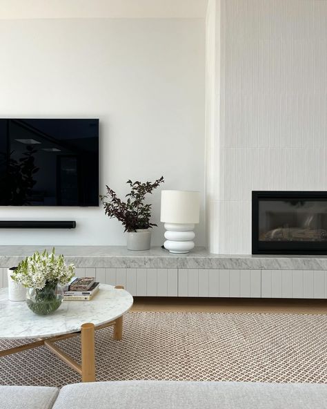 Hampton Living Room, Fireplace And Tv, Living Room Wall Units, Classy Living Room, Living Room Styles, Homes Interior, New Interior Design, Wall Units, Apartment Aesthetic