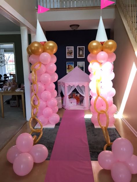 Princess Aurora Decorations Party Ideas, Disney Castle Party Decorations, Princess Balloon Arch Disney, Princess Theme Balloon Garland, Princess Theme Decoration, Princess Party Ideas For Adults, Outdoor Princess Party, Princess Party Balloons, Diy Princess Backdrop