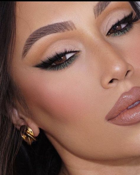 Green Smokey Eye Hooded Eyes, Makeup Looks With Green Eyeliner, Eye Makeup For Green Dress Simple, Green Dress With Red Lipstick, Make Up Date Night, Prom Makeup For Green Dress Full Face, Green Eye Makeup Brown Eyes, Emerald Green Make Up, Green Under Eye Makeup