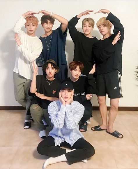 BTS Group Heart Bts Group Picture, V Bts Wallpaper, Bts Group Photos, Wallpaper Bts, Bts Aesthetic Pictures, Bts Group, Bts Lockscreen, Fan Fiction, Bts Korea