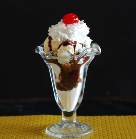 Hot Fudge Sundae, Sundae Recipes, Fudge Sundae, Chocolate Fudge Sauce, Old Fashioned Ice Cream, Ice Cream Floats, Family Restaurant, Homemade Sweets, Fudge Sauce