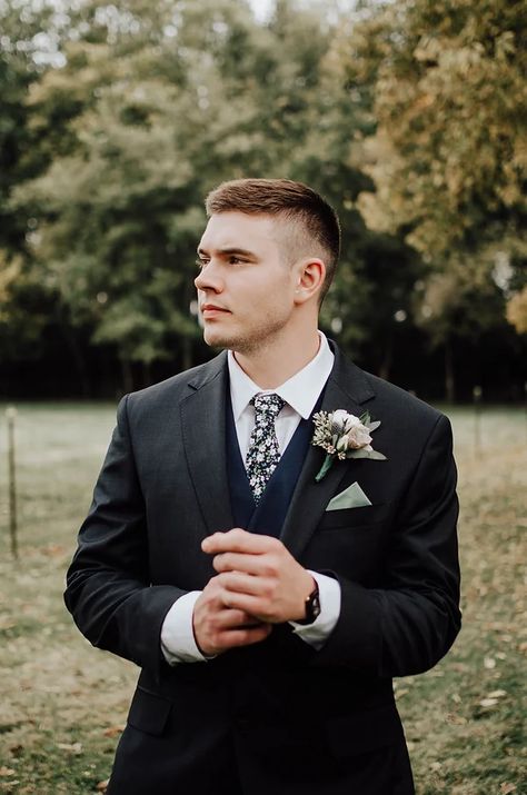 Outdoor Suit Photography, Wedding Poses Groom, Wedding Poses For Groom, Grooms Men Photos, Groom Portraits Poses, Groom Solo Poses, Groomsman Poses, Groom Photos Poses, Groom Photo Poses