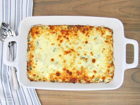 Spinach Artichoke Chicken Casserole - Keto/Low Carb If you like spinach artichoke dip, you will love this low carb chicken casserole. It's easy to make and perfect for meal prep, loaded with great flavor and freezes beautifully! Keto comfort food at it's best! #ketocasserole #lowcarbchickencasserole #spinachartichokechicken Spinach Artichoke Chicken Casserole, The Clean Eating Couple, Clean Eating Couple, Low Carb Chicken Casserole, Spinach Artichoke Chicken, Favorite Casseroles, Artichoke Chicken, Low Carb Chicken Recipes, Spinach Artichoke Dip