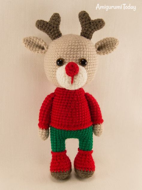 Christmas deer crochet pattern by Amigurumi Today Deer Amigurumi, Deer Crochet, Crochet Dinosaur Patterns, Amigurumi Today, Crochet Xmas, Cute Deer, Crochet Amigurumi Free, Christmas Crochet Patterns, Baby Christmas