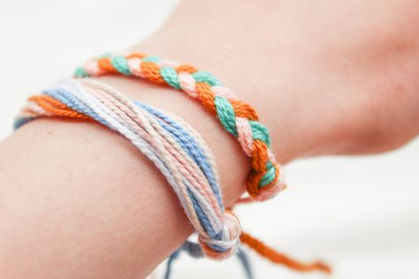 Diy Pura Vida Bracelets, Pura Vida Bracelets Tutorial, Pura Vida Bracelets Diy, String Friendship Bracelets, Embroidery Floss Bracelets, Braided Friendship Bracelets, Floss Bracelets, T Craft, Artsy Jewelry