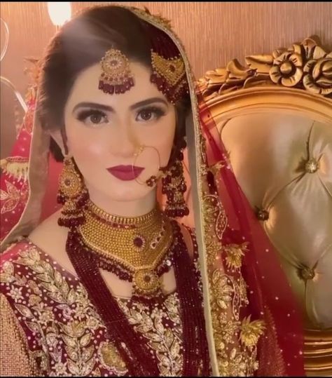 Pakistani Bridal Jewelry Gold, Pakistani Bridal Makeup Red, Walima Outfit, Dulhan Jewellery, Halloween Skeleton Makeup, Pakistani Bridal Hairstyles, Asian Bridal Makeup, Pakistani Bridal Makeup, Red Bridal Dress