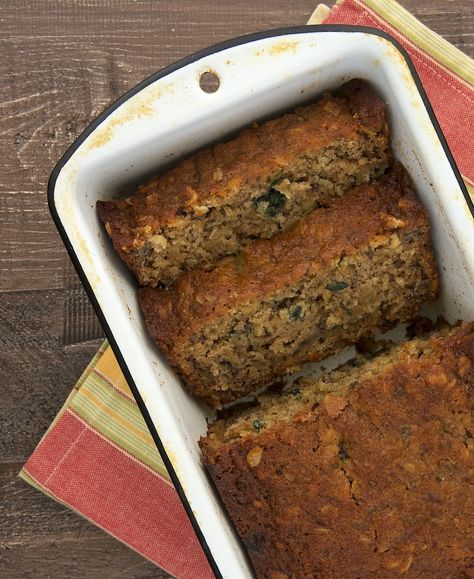 Add big flavor to your banana bread with Granola Banana Bread! - Bake or Break #quickbread #bananabread #bananas 6 Banana Bread Recipe, Peanut Butter Bread, Cinnamon Swirl Bread, Spiced Pecans, Vegan Banana Bread, Homemade Muffins, Make Banana Bread, Baked Banana, Cinnamon Bread