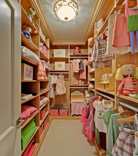 Un gran closet para las niñas #ninas #closet Toddler Closet Organization, Ideas De Closets, Girls Bedroom Storage, Dream Closet Design, Walk In Closet Design, Luxury Closets Design, California Closets, Casa Country, Kids Closet Organization