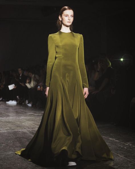 🌲🌿🍃 #hoganmclaughlin #fw19 Collection - @kellycutrone @peoplesrevteam @joanneblades @annalev @kabukinyc @tedgibson @ohriginails Hogan Mclaughlin, Farm Dresses, Farm Dress, Clothing Reference, Brand Collection, Inspired Dress, Couture Fashion, Color Inspiration, Runway Fashion