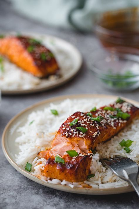 Step up your salmon game with this Korean inspired gochujang glazed salmon! Spicy, savory, and sweet at the same time, it's super easy and quick to make (ready in under 20 minutes). Perfect for a weeknight dinner but also great for impressing your guests (the dish looks and sounds fancy). #salmon #korean #spicy Korean Salmon, Sriracha Salmon Recipes, Honey Sriracha Salmon, Easy Salmon Dinner, Sriracha Salmon, Asian Dinner Recipes, Asian Dinner, Teriyaki Salmon, Easy Eat