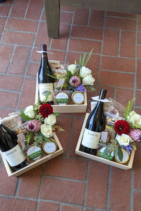 Gifts With Flowers, Wine Gift Box Ideas, San Ysidro Ranch, Homemade Gift Baskets, Wedding Welcome Gifts, Best Gift Baskets, Candy Bouquet Diy, Valentine Baskets, Christmas Bouquet