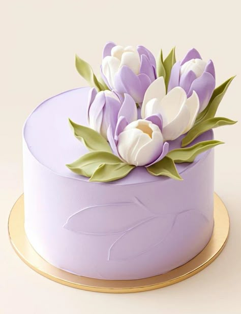 Lilac Birthday Cake, Purple Cake Designs Birthday, Cake Decorating With Flowers, Purple Floral Cake, Mini Cakes Tutorial, Tulip Cake, Floral Cake Design, 90th Birthday Cakes, Beautiful Cake Designs