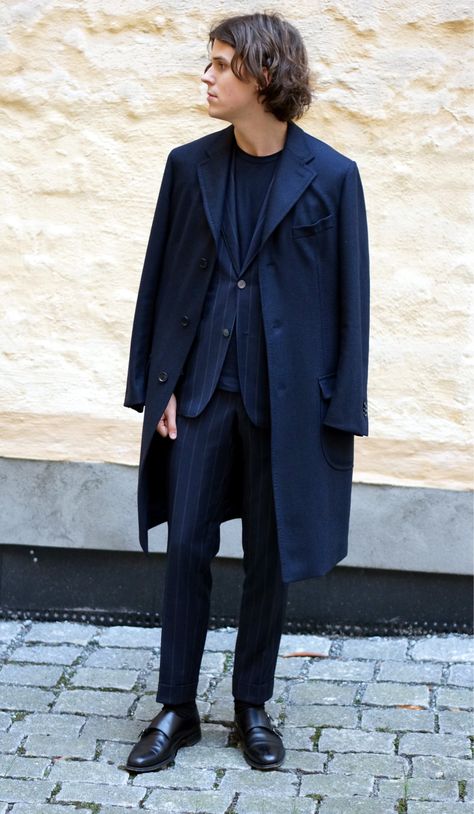 Navy Monochrome Outfit, Monkstrap Shoes, Street Style Minimalist, Fur Street Style, Navy T Shirt, Navy Outfit, Monochrome Outfit, Navy Suit, Feeling Blue