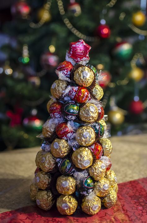 Lindt Chocolate Gift Ideas, Ferrero Rocher Gift Ideas, Christmas Chocolate Gifts, Chocolate Christmas Gift, Chocolate Christmas Tree, Chocolate Christmas Gifts, Styrofoam Art, Christmas Truffles, Chocolate Bouquet Diy