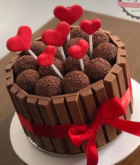 Chocolate San Valentin, Birthday Cake For Boyfriend, Kitkat Cake, Cake For Boyfriend, Valentines Baking, Mini Bolo, Simple Cake Designs, Cake Decorating Frosting, Valentines Day Cakes