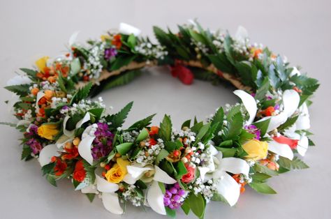 A haku lei of orchid, baby breath, purple wax flower, yellow roses, red hypericum, greens. International Outfits, Head Garland, Lei Day, Polynesian Fashion, Haku Lei, Ori Tahiti, Cultural Design, Hawaiian Leis, Hawaiian Crafts