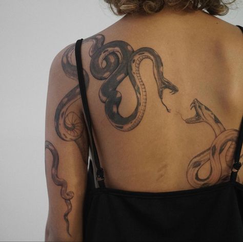 Tato Minimal, Back Tattoo Women, Dainty Tattoos, Spine Tattoos, Aesthetic Tattoo, Snake Tattoo, Black Ink Tattoos, Back Tattoos, Dope Tattoos