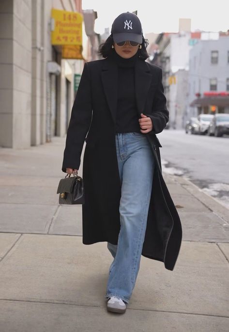 Autumn Black Jeans Outfit, Fall Fashion 2024 Street Style, How To Dress Adidas Samba, Museum Outfit Ideas Aesthetic, Long Sleeve Dinner Outfit, Black Coat And Jeans Outfit, Winter Outfits With Black Coat, New York Winter Fashion Aesthetic, Paris Autumn Outfit Street Styles